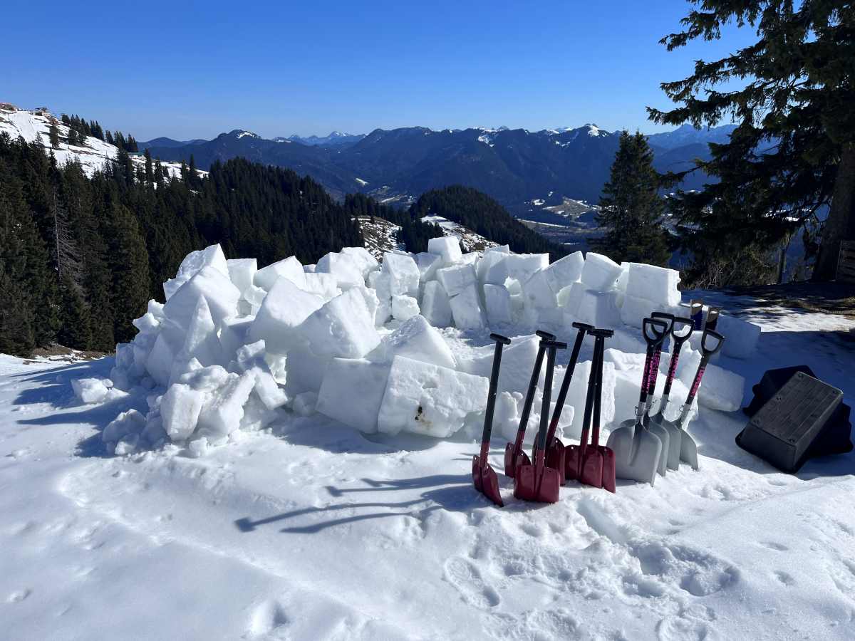 Stein für Stein zum Teamerfolg – Iglu bauen als nachhaltiges Teambuilding-Erlebnis Wenn aus einzelnen Schneeblöcken ein stabiles Bauwerk entsteht, wird Teamarbeit sichtbar. Unser Iglu-Projekt ist weit mehr als ein Winterevent – es ist ein intensiver Prozess, der Zusammenarbeit, Kommunikation und Führung erlebbar macht. Inmitten einer beeindruckenden Bergkulisse entwickeln Teams Schritt für Schritt ein gemeinsames Ziel – und erreichen es.