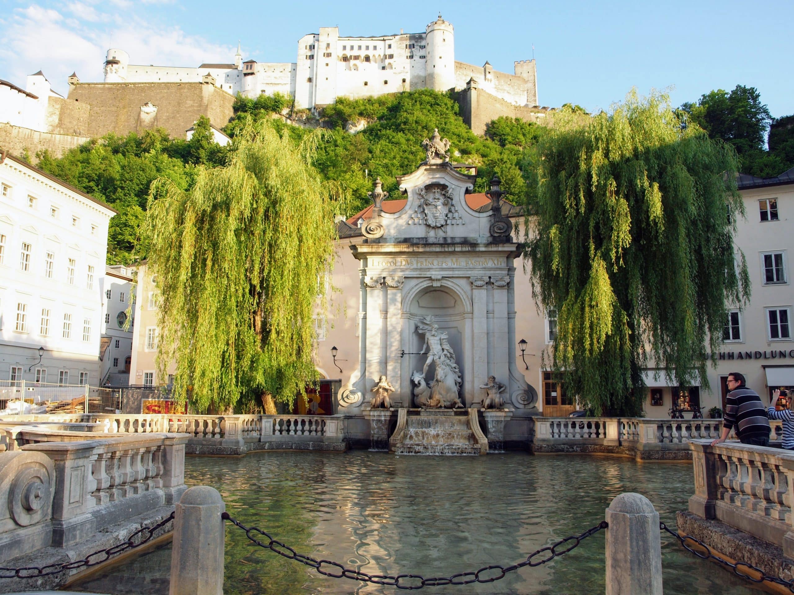 Hop-On Hop-Off Salzburg Stopp am Kapitelbrunnen mit Blick auf den Neptunbrunnen und die Altstadt.